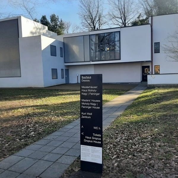 Kleinaufzüge für denkmalgeschützte Gebäude von Aufzug LuS & Lift Reith als barrierefreie Aufwertung historischer Immobilien wie den Bauhaus Meisterhäusern in Dessau