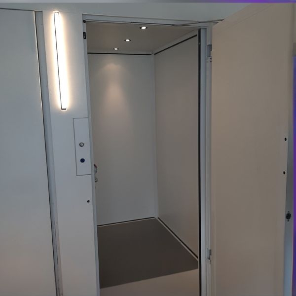 Platzsparender Lift Reith Kleinaufzug im Innenraum bzw. Kleiderschrank des Bauhaus-Denkmals Meisterhäuser Dessau Moholy Nagy diskret integriert
