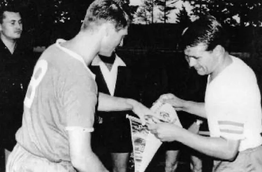 Pico Schütz beim Winkeltausch mit Fritz Rosengart