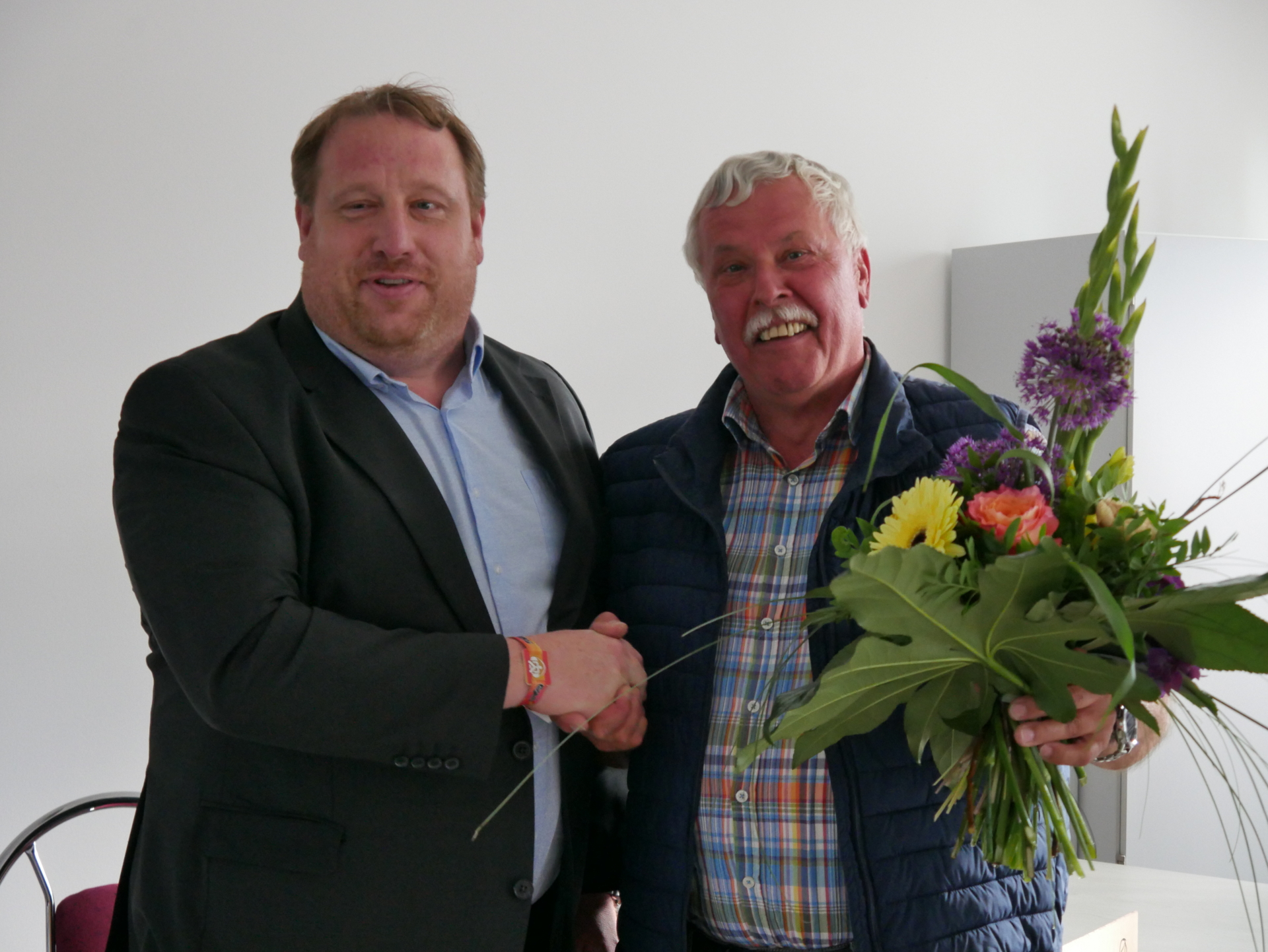 Der Amtsausschussvorsitzende Uwe Kessler gratuliert dem neu gewählten Amtsdirektor Herrn Sebastian Wornien P1050722