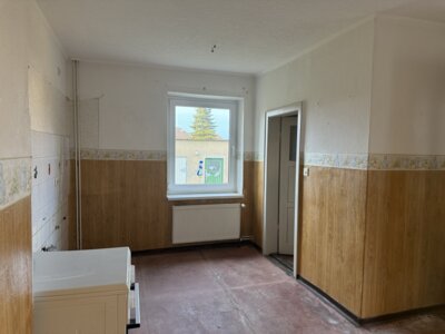 Küche mit Abstellkammer