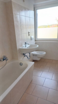 Tageslichtbad mit Badewanne und Regendusche