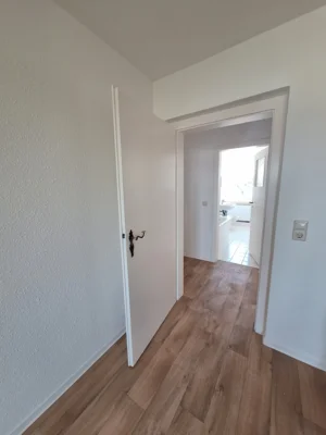 Blick vom Wohnzimmer in das Bad