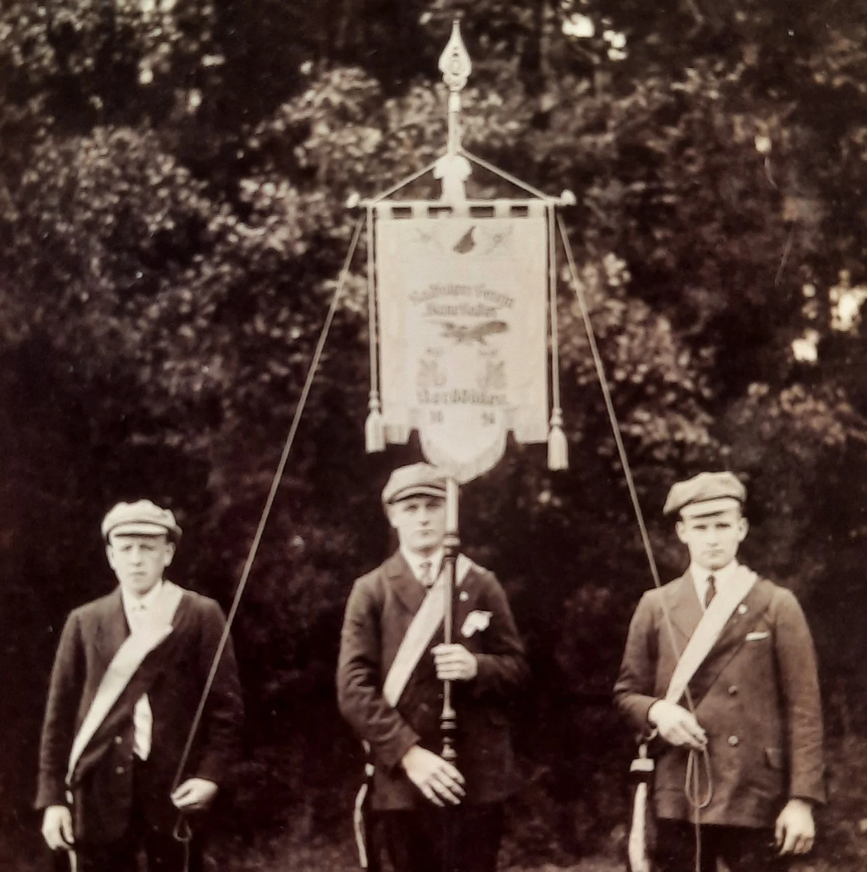 Männer mit bannner