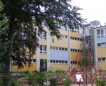schulhof-und-schulgebaeude
