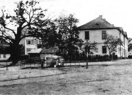 Alte Schule mit Lindenbrunnen