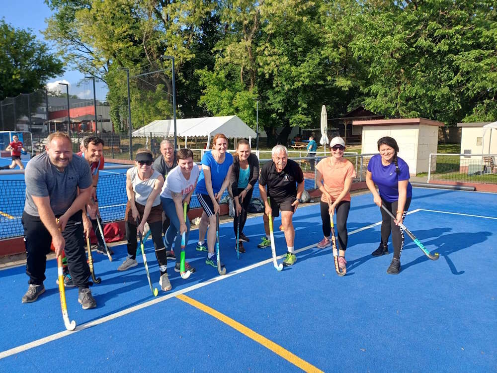 Elternhockey-Anfängergruppe im Juni 2025