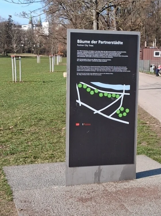Im Jahr 2024 wurden von der Stadt Nürnberg auf der Wöhrder Wiese 15 Bäume für ihre Partnerstädte gepflanzt