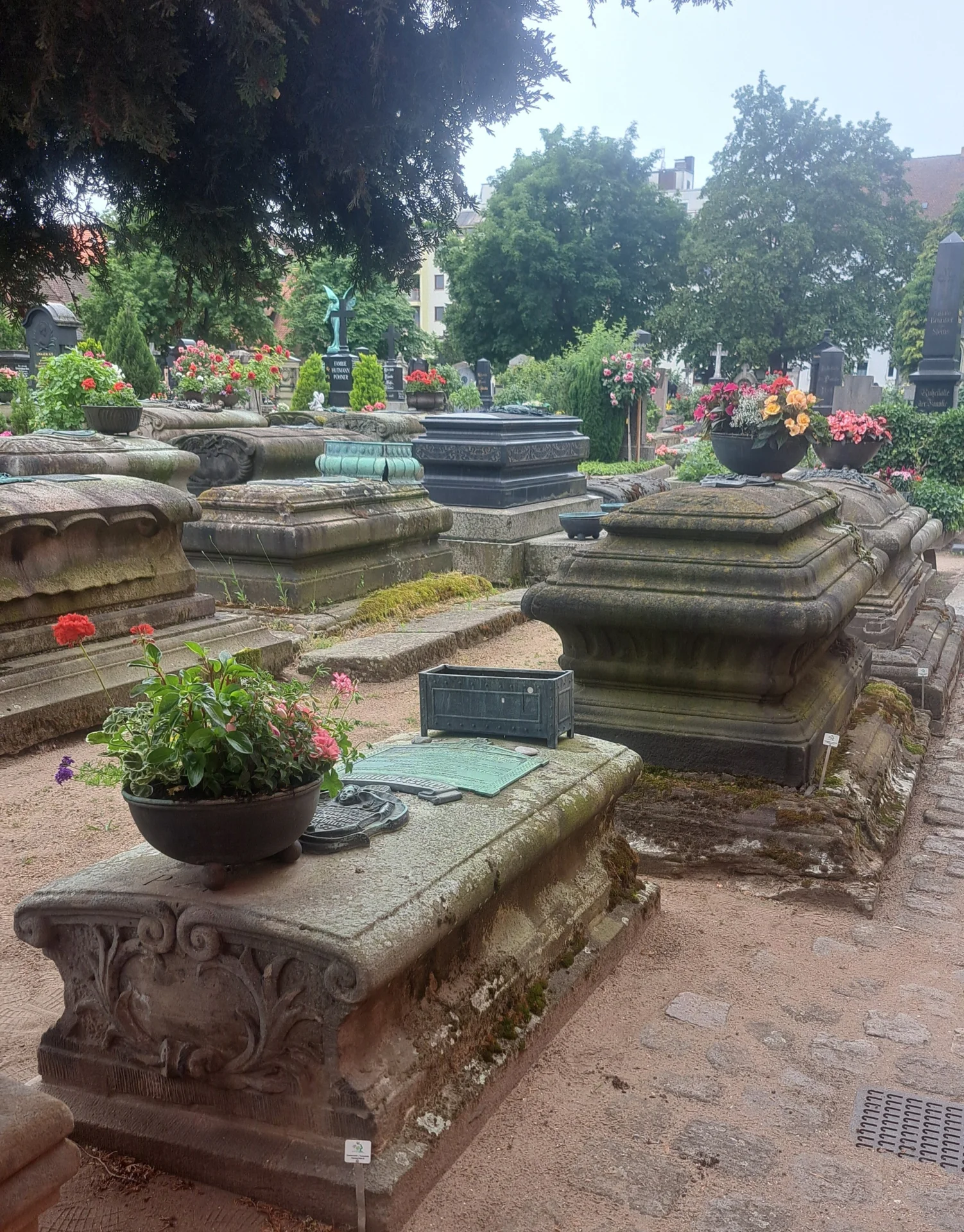 Das Familiengrab der Stifter im Nürnberger Johannisfriedhof