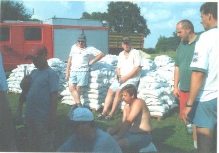 2002 08 17 FF SKB Hilfe beim Elbehochwasser