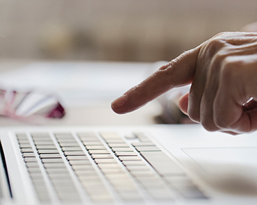 hand-auf-laptop-tastatur
