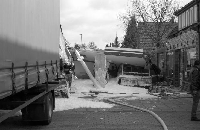 6. April 2005 - Zerdrückter Transporter unterm Tankstellendach
