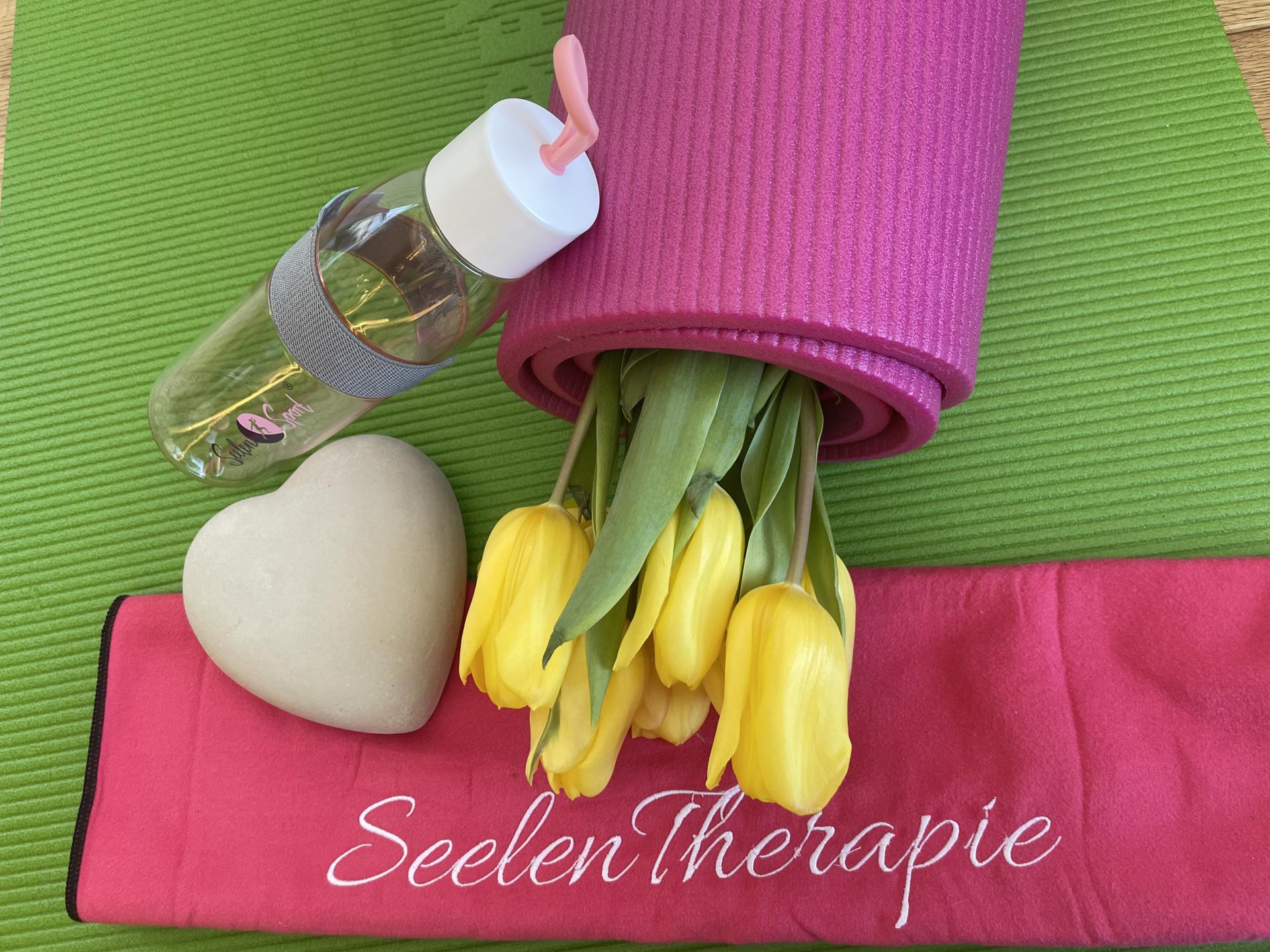 Gelbe Tulpen auf magenta Tuch.