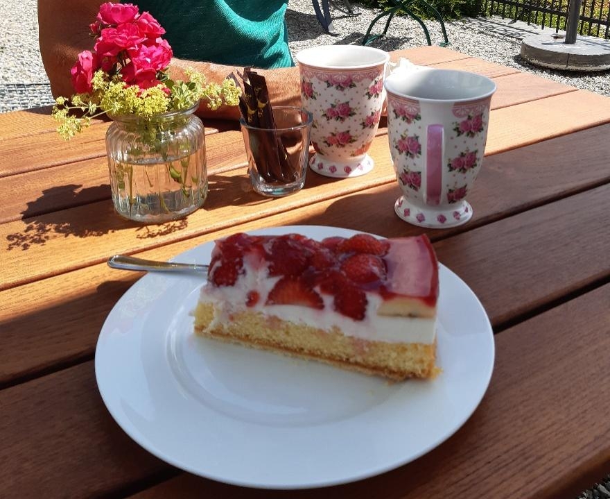 kleines aber feines cafe mit selbstgebackenen kuchen