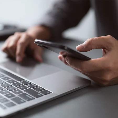 geschaftsmann-der-mit-geraten-arbeitet-student-mit-laptop-computer-und-mobilem-smartphone