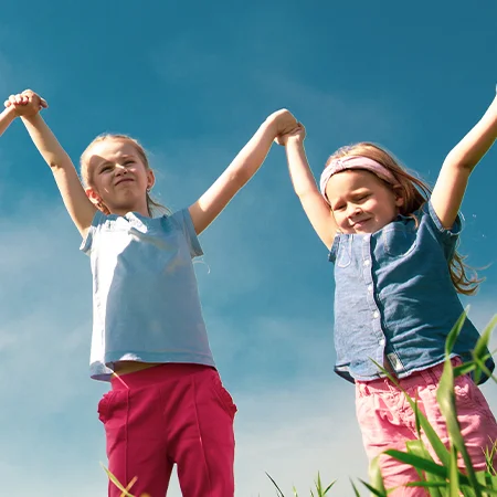 gluckliche-kinder-von-jungen-und-madchen-laufen-einem-sonnigen-sommertag-im-park-auf-dem-gras