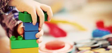 mit-baukloetzen-spielen