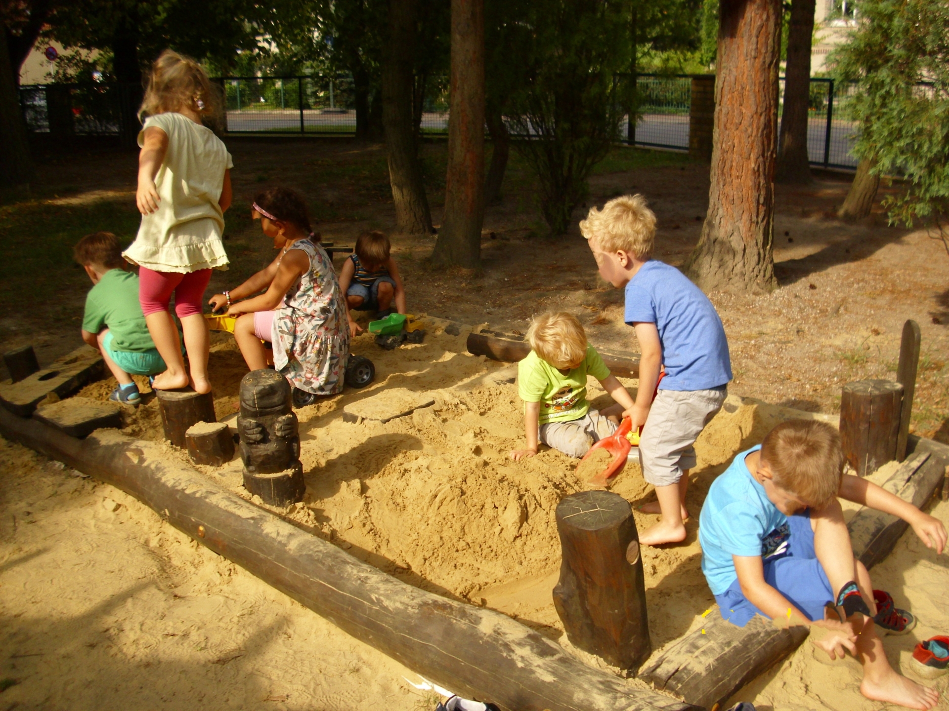 Garten mit Spielnenden Kindern im Sandkasten