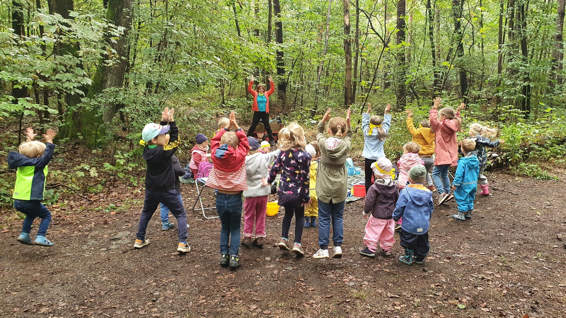 Kinder machen Sport im Wald