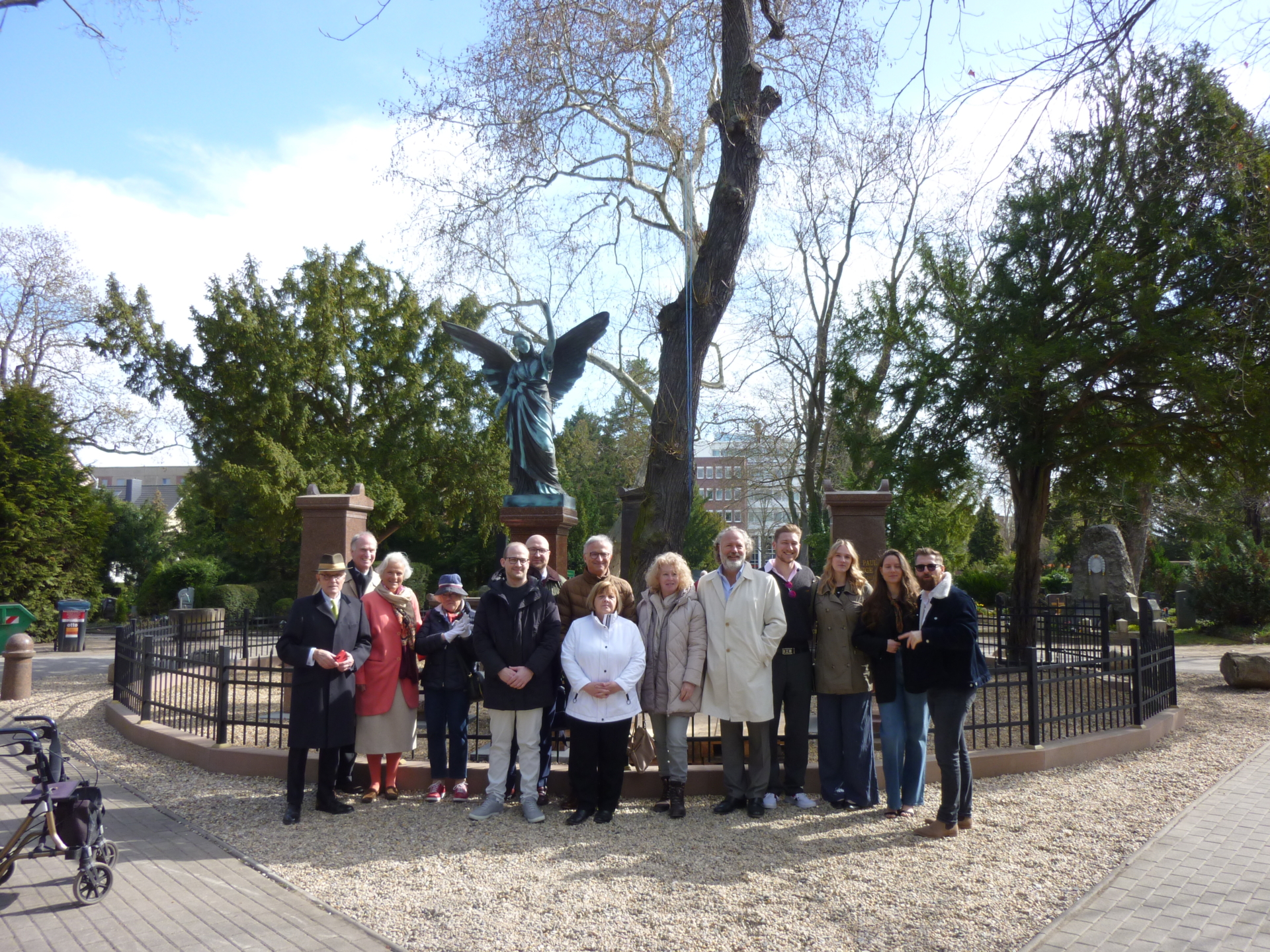 Engel und Familie Hennige auf dem Neustädter Friedhof / Foto Ulrike Herbert