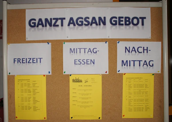 Eine Pinnwand mit den Ganztagsangeboten