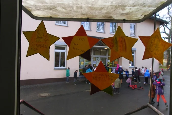 Sterneansammlung außerhalb der Schule