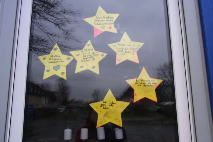 Sterne, die ans Fenster geklebt sind