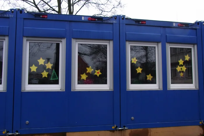 Mehrere mit Sternen beklebte Fenster an Baucontainern