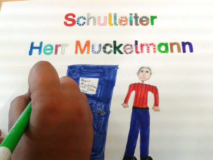 Titelbild - Gemaltes Türschild für das Büro des Schulleiters Herr Muckelmann