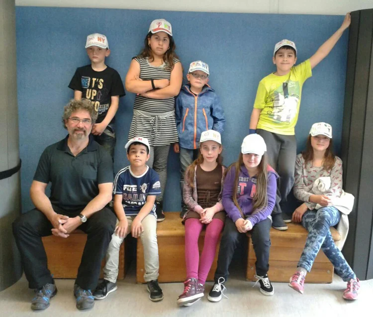 Gruppenfoto von Streitschlichtern mit ihren bemalten Kappen