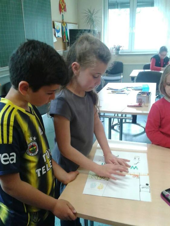 Schüler gestalten weitere Türschilder 1