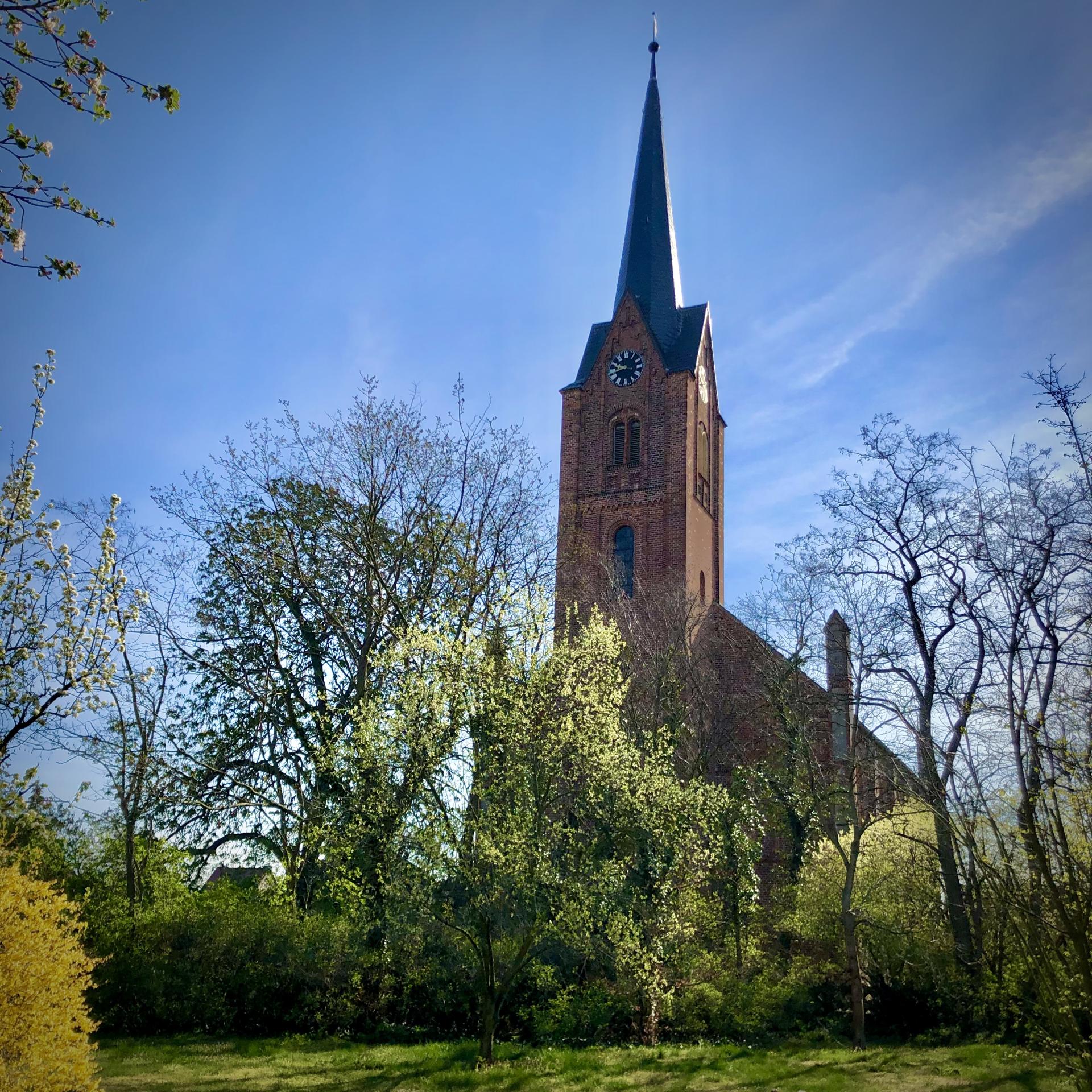 Kirche Elster im Frühling