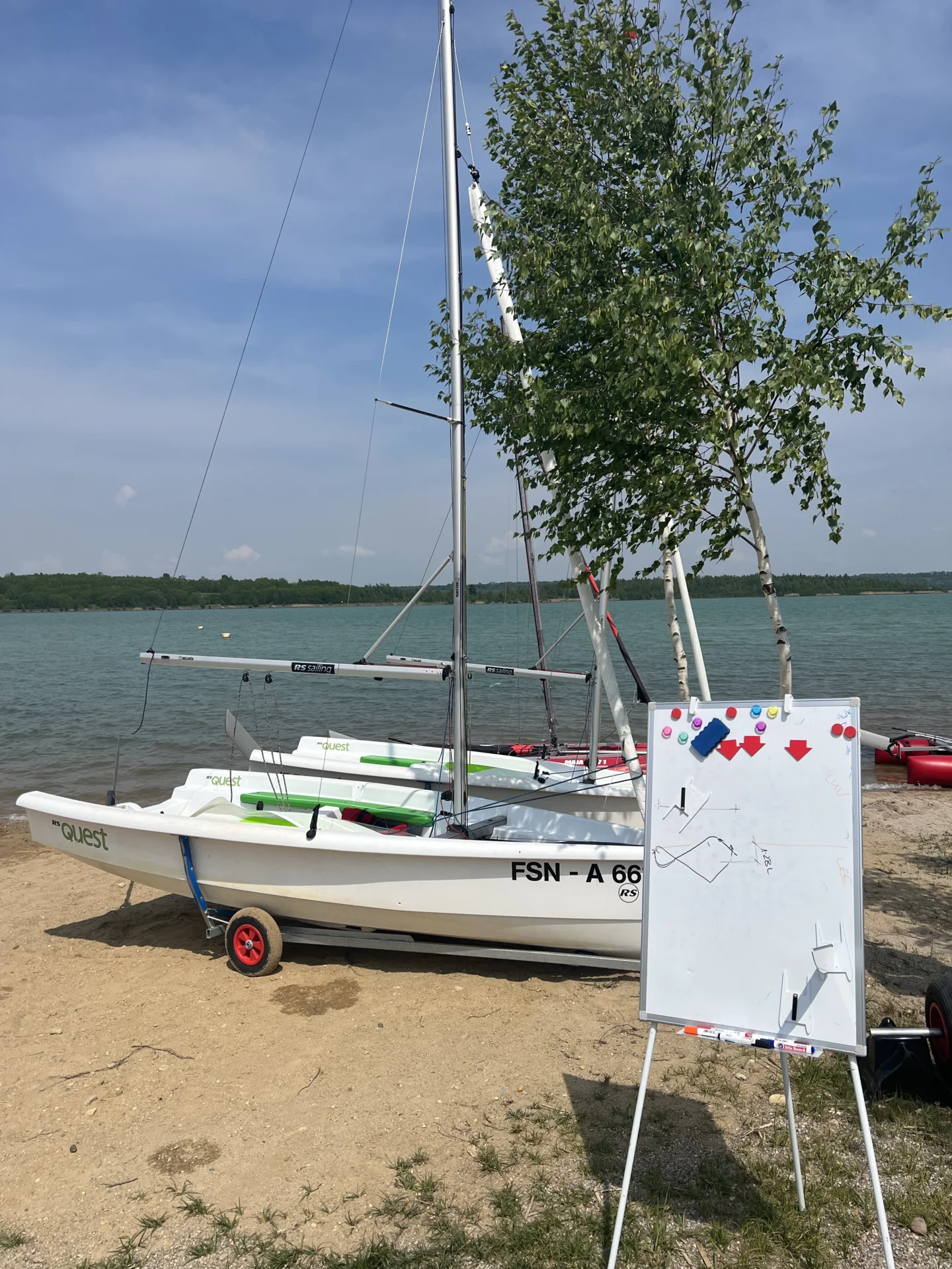 Bild eines Bootes am Strand