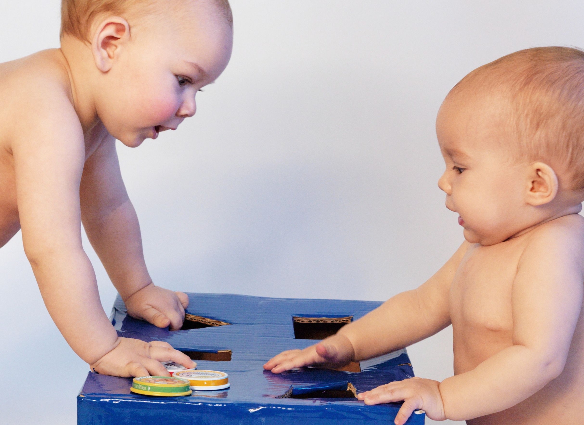 2 Babys im Spiel