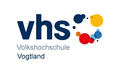 Logo Volkshochschule Vogtland in blauer Schrift