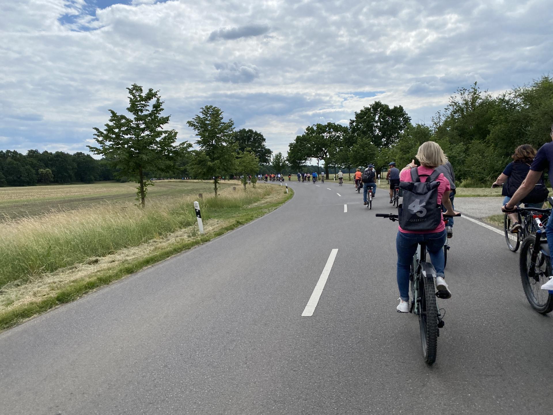 Die Fahrradschlange auf der letzten Etappe der 25. Tour de OSL von Brieske nach Peickwitz. (Bild: Landkreis OSL/Nora Bielitz)