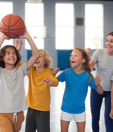 sportlehrerin-mit-ihren-schuelern