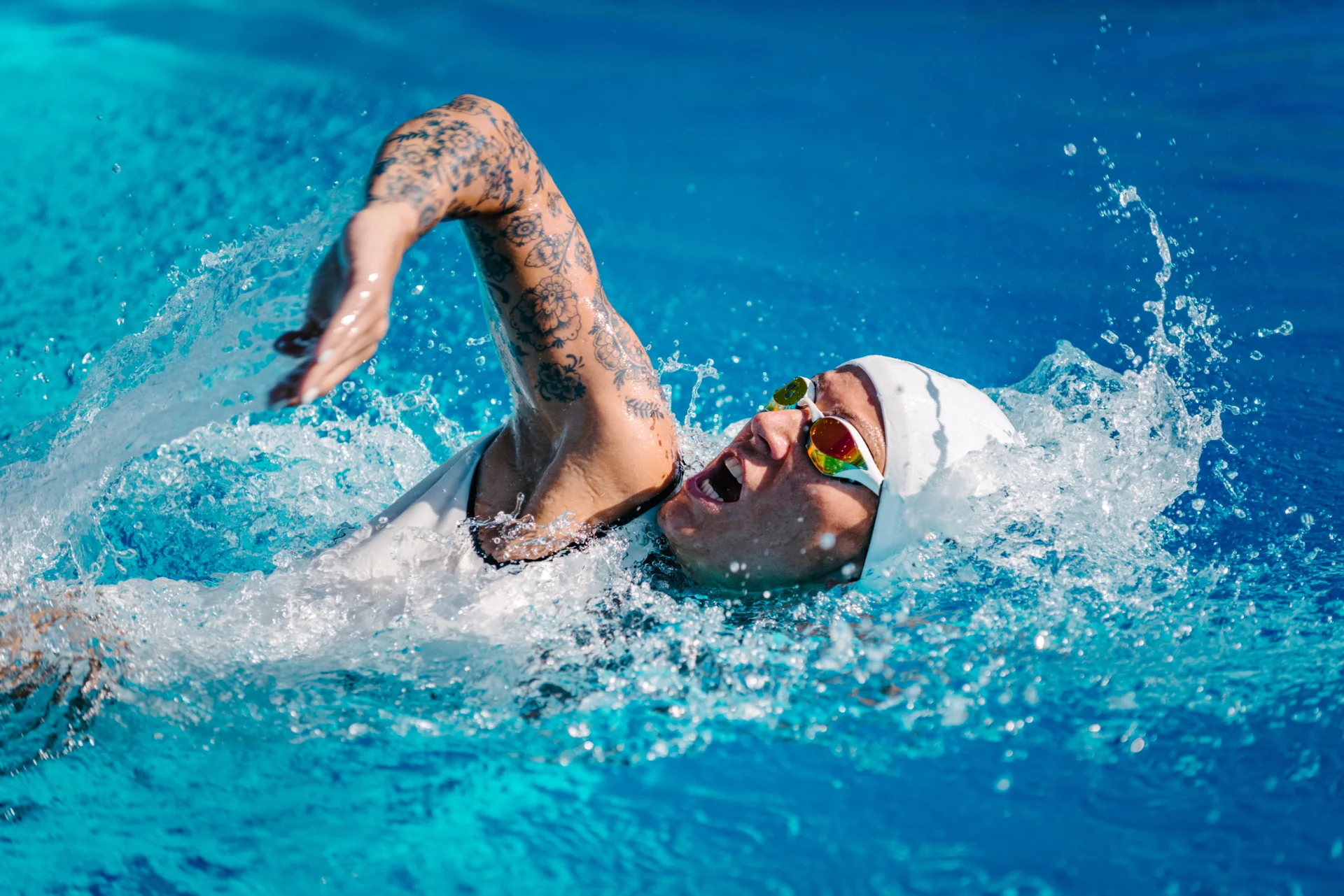 female-front-crawl-swimmer-with-tattoos-training