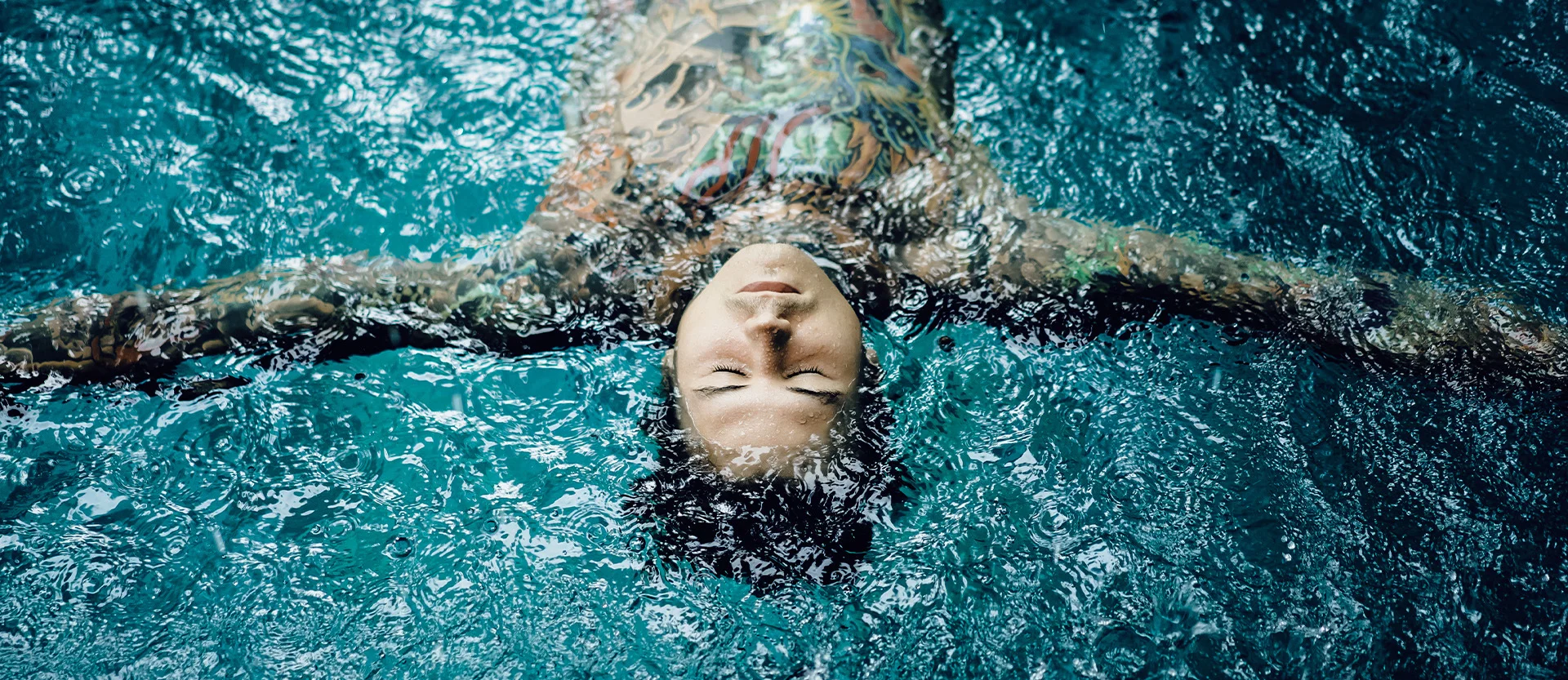 person-treibt-auf-wasser