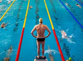 schwimmer-steht-am-beckenrand
