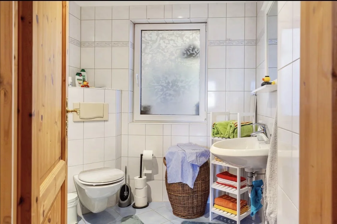Bad mit Dusche und WC