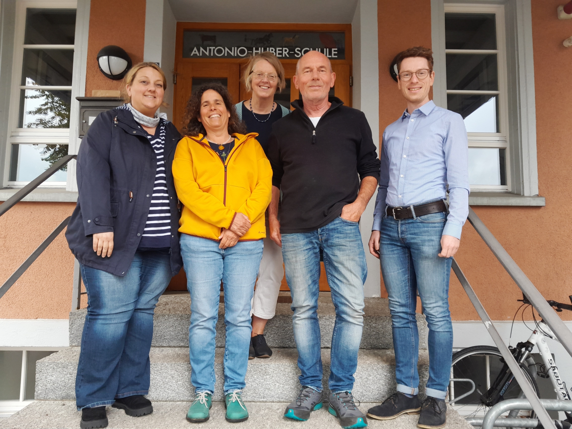 OGTS-Team mit KJR-Geschäftsführung und Schulleitung