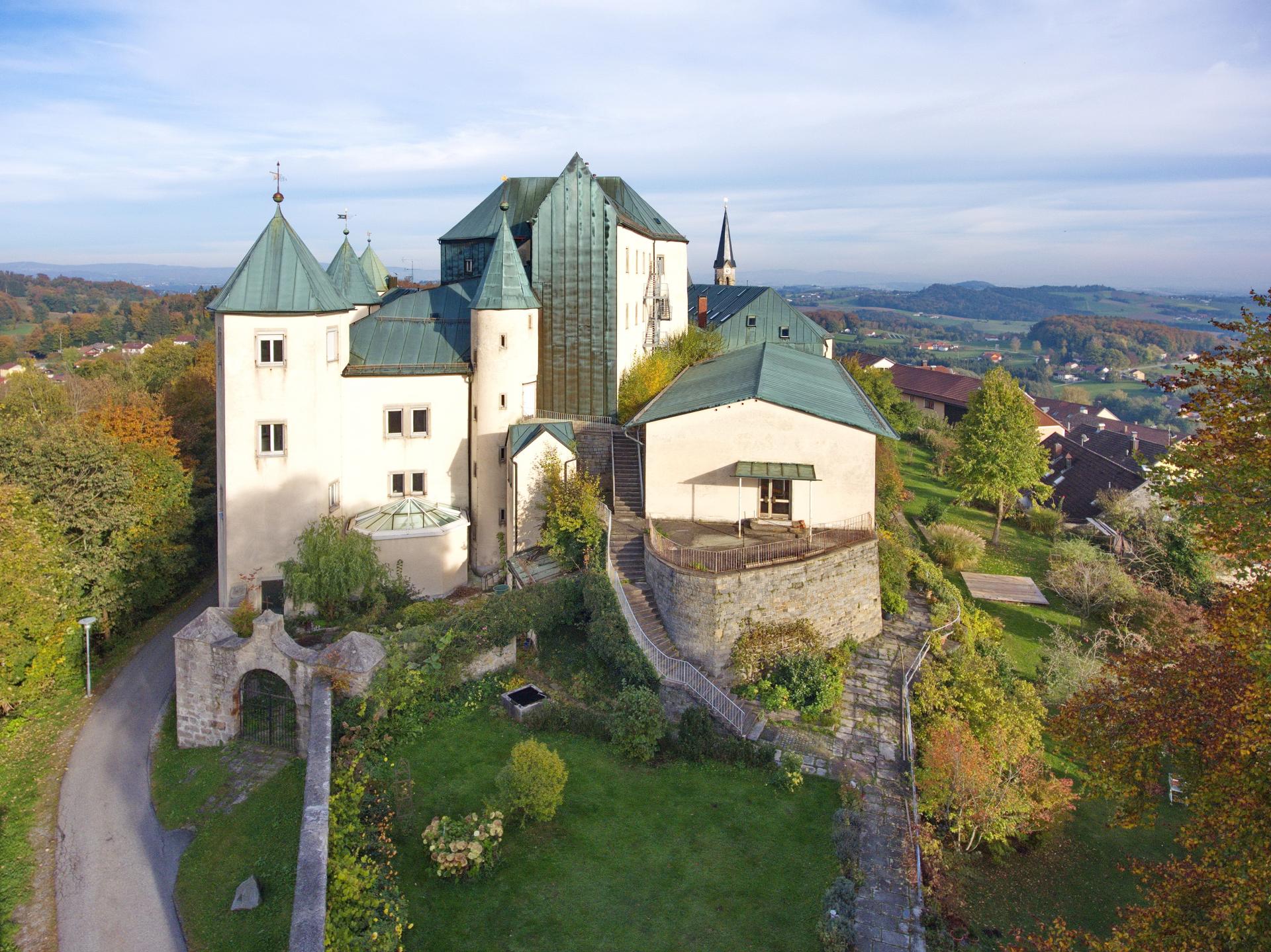 Schloss Drohne West