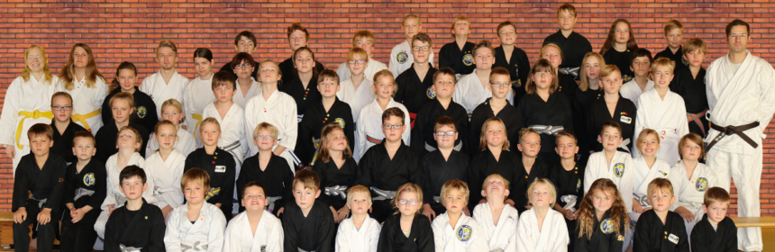 Team-mit-Hintergrund-Ziegelmauer-20002-860x280