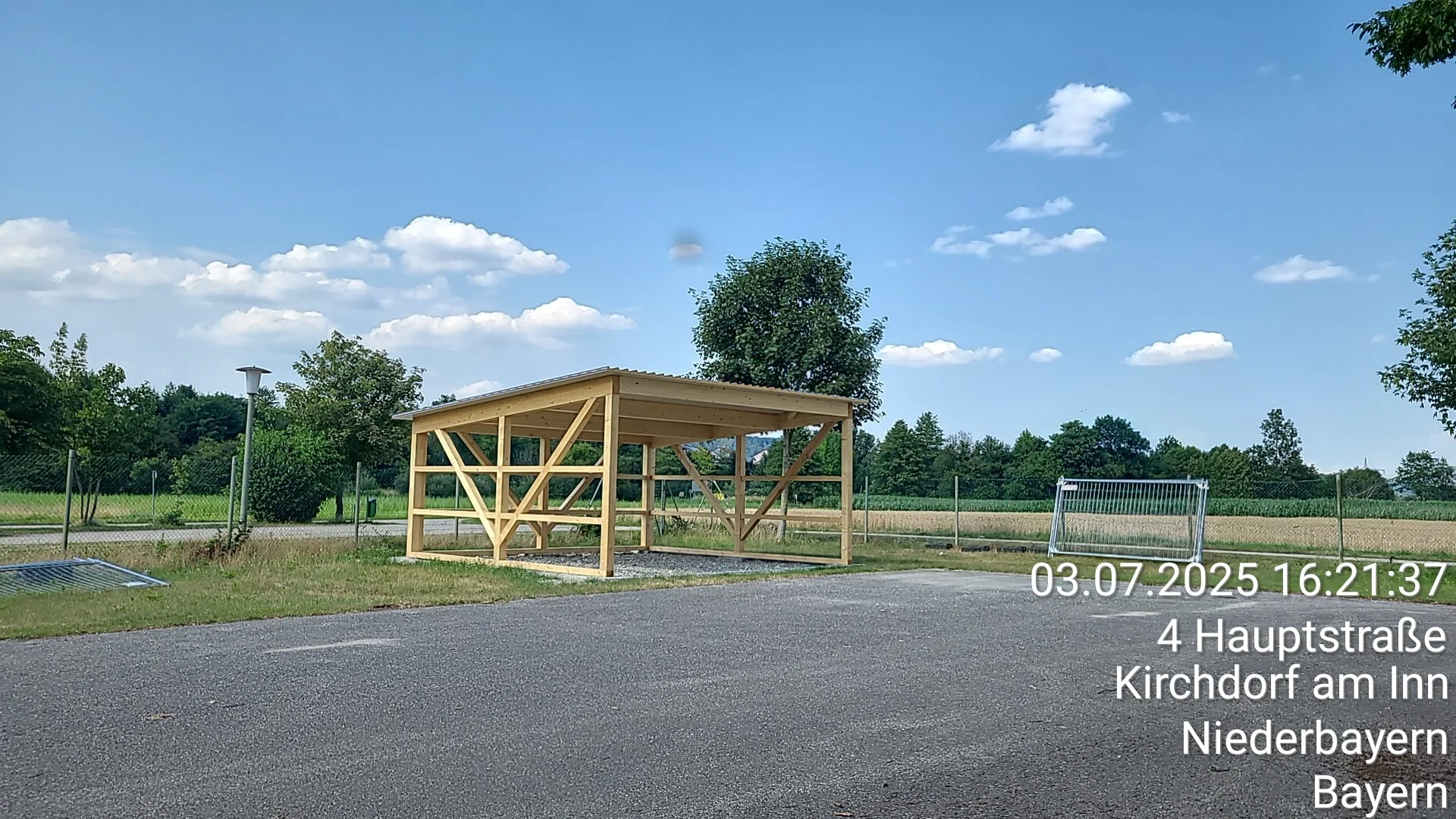2025-07-03-Hütte aufgestellt mit Dach2