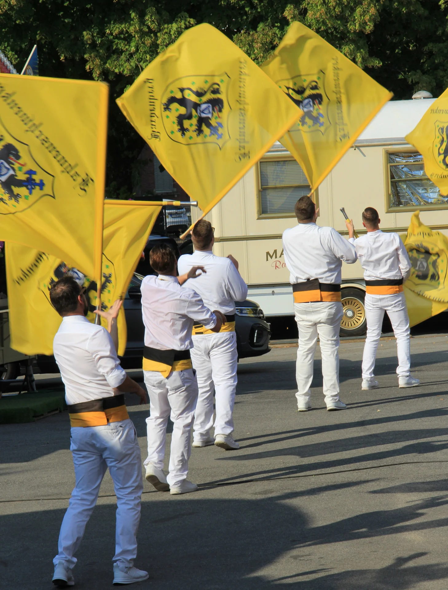 Die Fahnenschwenker des Bardenberger Jungenspiels