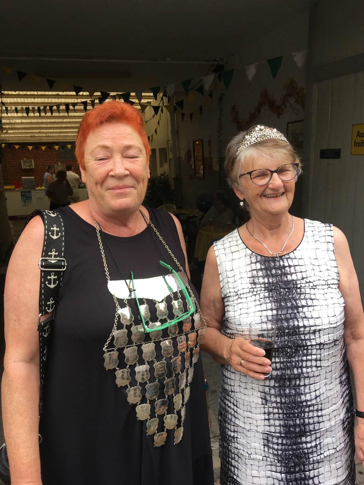 Dreifache Dorfkönigin Manuela Usinger und Damenkönigin Ute Kuntz