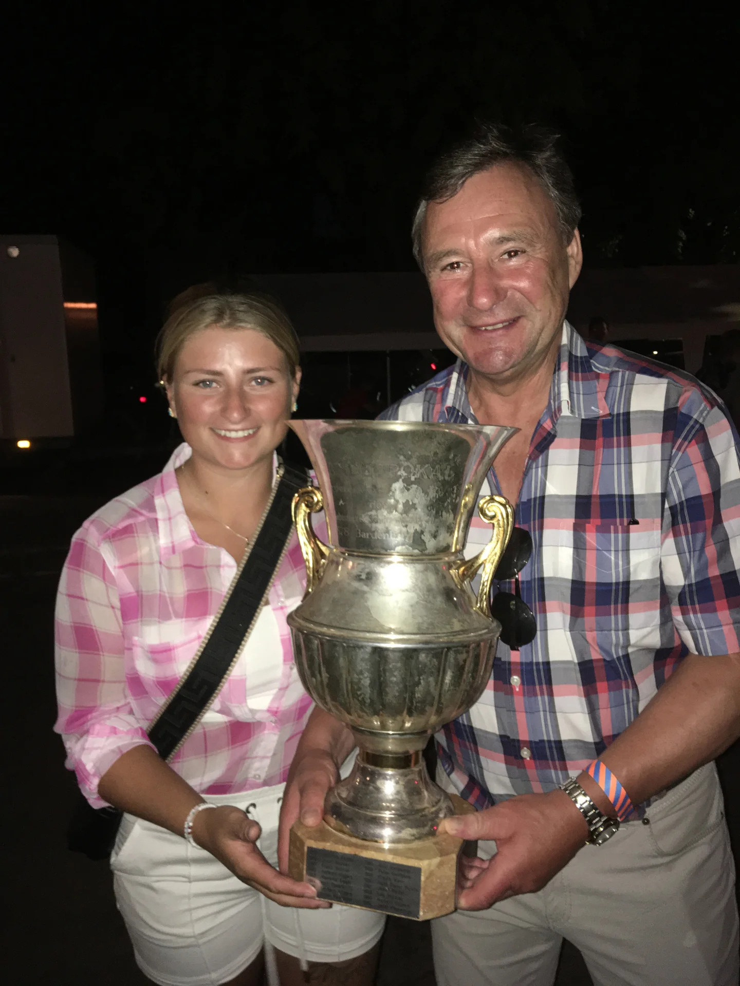 Förderkreiskönigin 2026 Hanna Kistermann erhält den Pokal von GF Hans-Peter Pelzer