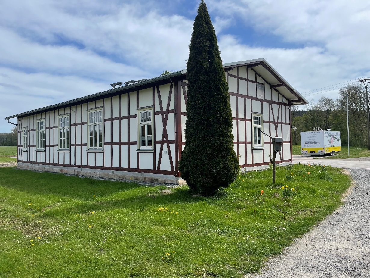 Tanzsaal Nordwestseite nach Sanierung mit Gastrowagen auf der Festwiese im Hintergrund