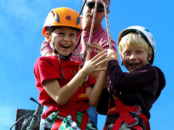 Kinder im Kletterpark